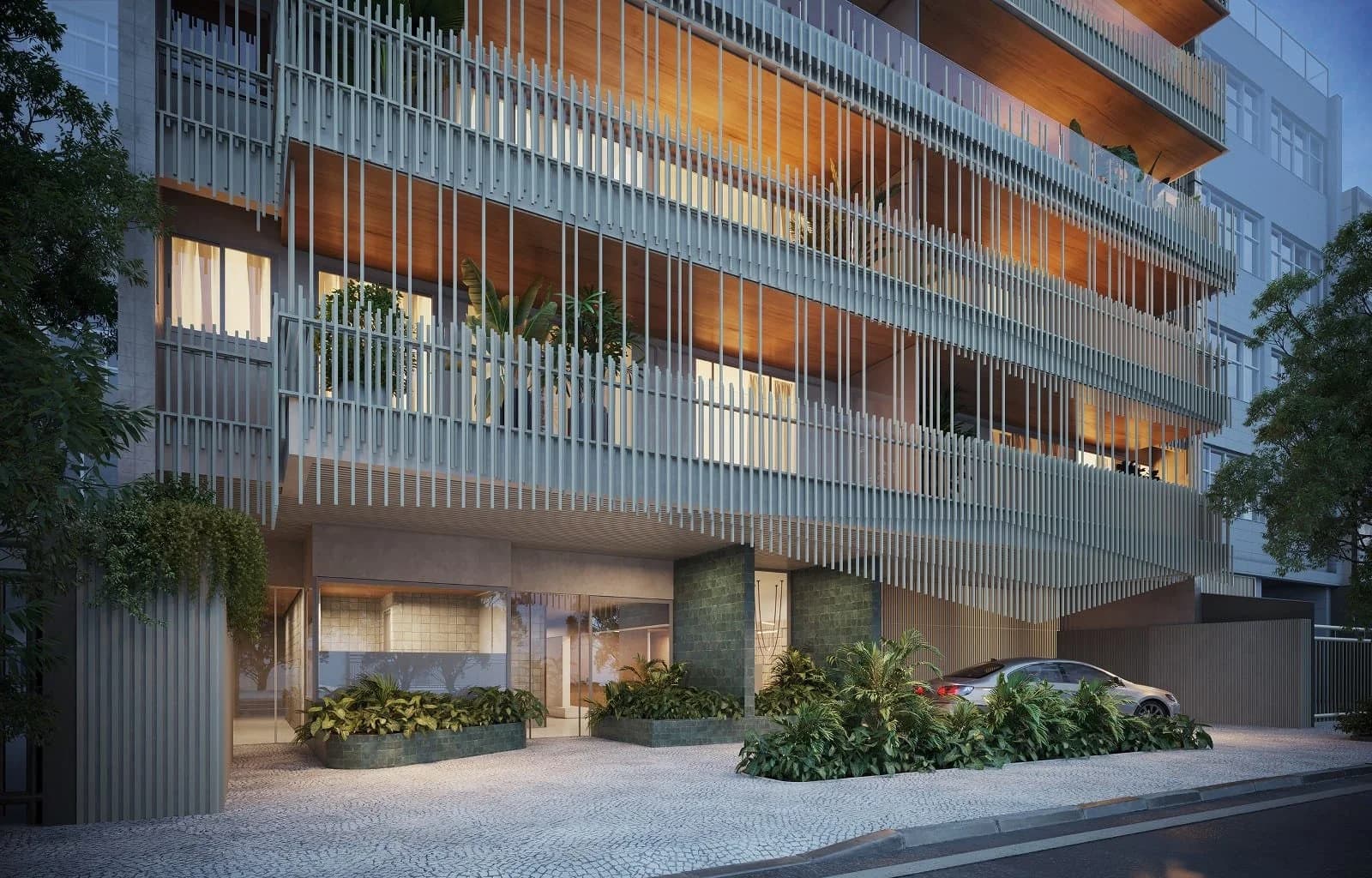 Fachada moderna do Ipanema Almar com brises verticais em tom cinza claro, varandas com vegetação exuberante e detalhes em madeira clara, criando um design biofílico e sofisticado.