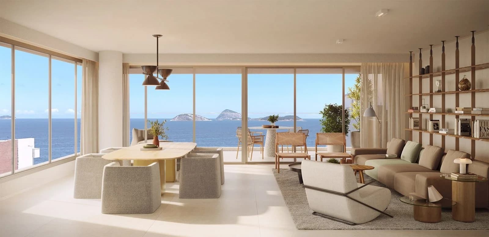 Foto de um living integrado e decorado com vista panorâmica do mar em Ipanema, Rio de Janeiro. Destaque para a mesa de jantar em madeira clara, cadeiras estofadas, sofá modular em tons neutros e estante de madeira clara. Iluminação natural abundante.